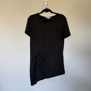 Green Envelope Asymmetrical Twist Knot Black Short-Sleeve Tunic Tee